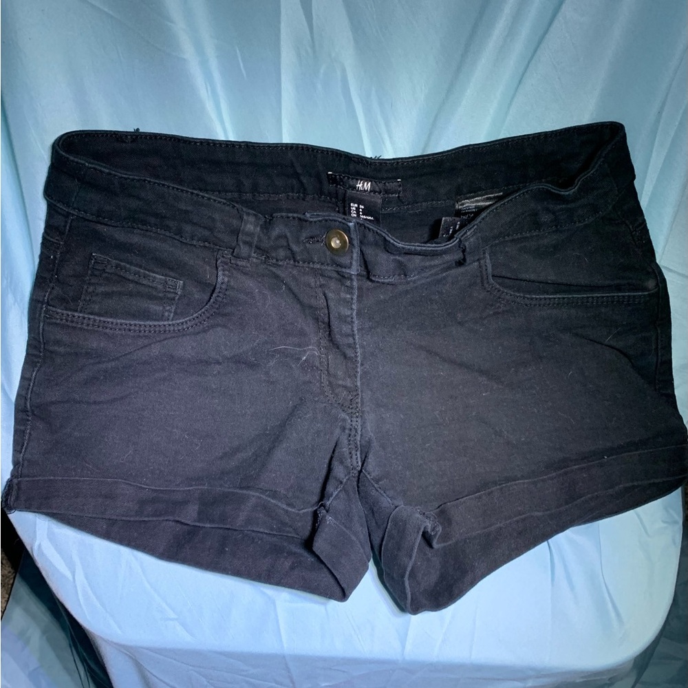 Black H&M Jean Shorts with front pockets, zipper and buckle